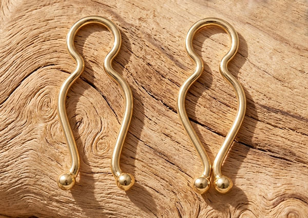 gold nipple clips. opened and closed postion. non piercing jewellery